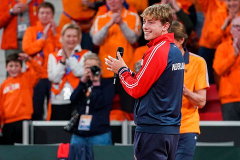 Nederlandse tennisser krijgt de schrik van zijn leven tijdens wedstrijd: politieoefening en traangas ingezet