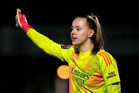 Oranje-keepster blinkt uit voor tienduizenden fans bij Engelse topclub: 'Ik leef een droom'