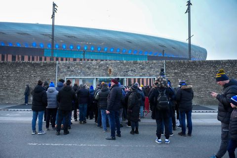Liverpool-fan pakt hatende aartsrivaal Everton terug en bezorgt supporters pijnlijk moment