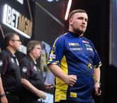 Topdarter Luke Littler werd in Glasgow onsportief geholpen door het publiek. ©PDC