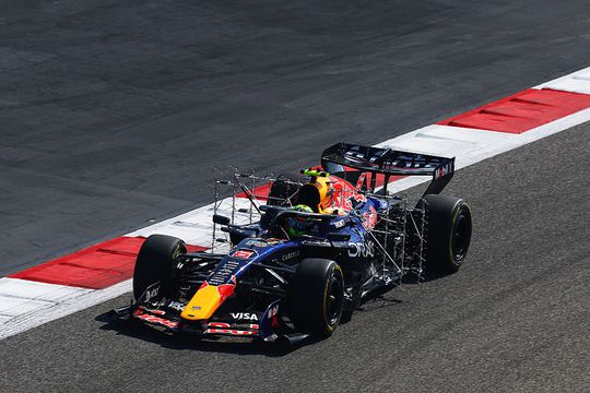 Max Verstappen getuige van rommelige training nieuwe teamgenoot in Bahrein