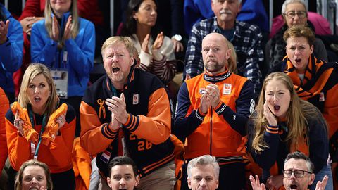 Koningskoppel en prinses Amalia ontvangen medaillewinnaars Winterspelen: huldiging op Paleis Noordeinde