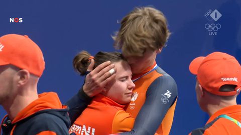 Snikkende shorttrackster Selma Poutsma valt vriend Melle van 't Wout in de armen na enorme deceptie