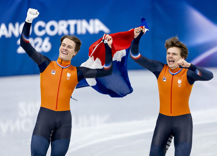 Shorttrackbroers Jens en Melle van 't Wout vieren feest na het behalen van zilver en brons op de 500 meter tijdens de Winterspelen. ©ANP