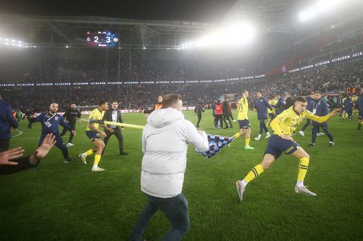Fenerbahçe dreigt met terugtrekking uit Süper Lig na bizarre rellen bij Trabzonspor