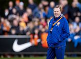Ronald Koeman kijkt toe op de open training van Oranje. © ANP