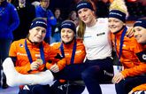 Suzanne Schulting tussen haar gouden ploeggenoten. © ANP