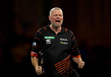 Briljante Raymond van Barneveld grapt na eerste toernooizege in drie jaar: 'Ze wilden me niet weer de microfoon geven'