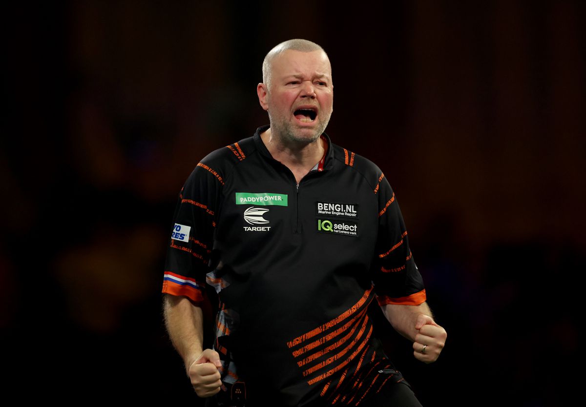 Briljante Raymond van Barneveld grapt na eerste toernooizege in drie jaar: 'Ze wilden me niet weer de microfoon geven'