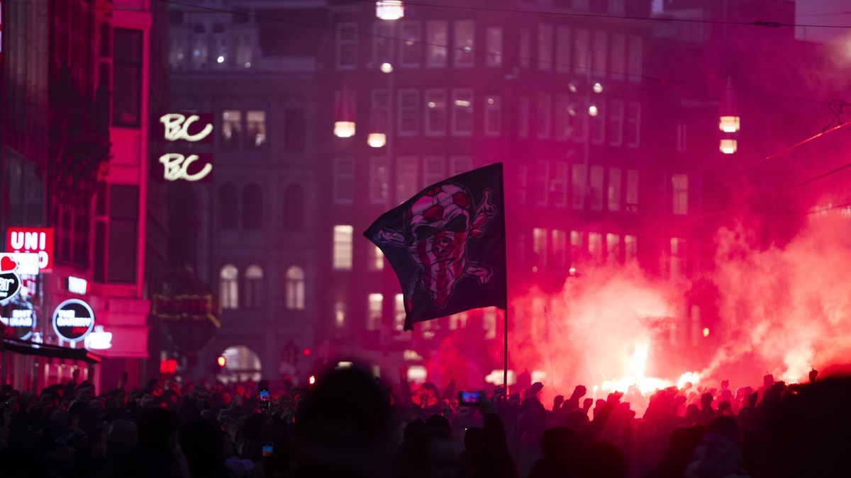 Supporters van Ajax zetten de Dam op z'n kop om 125-jarig bestaan van de club te vieren