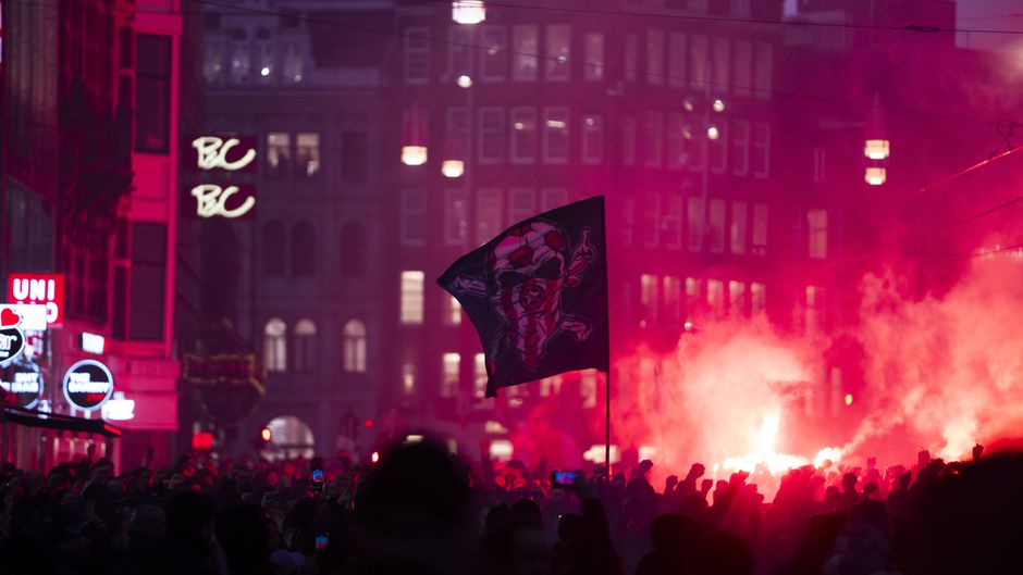 Supporters van Ajax zetten de Dam op z'n kop om 125-jarig bestaan van de club te vieren