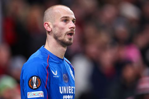 Oud-speler Ajax krijgt politie achter zich aan na natspuiten van publiek aartsrivaal Celtic