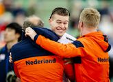 Joep Wennemars viert de wereldtitel met zijn trainers © ANP