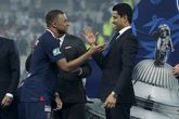 Kylian Mbappé en PSG-baas Nasser Al-Khelaïfi schudden elkaar de hand. ©Getty Images