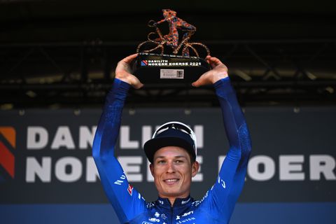 Opvallende supporter steelt de show bij wielerkoers: 'Zij is altijd heel enthousiast'