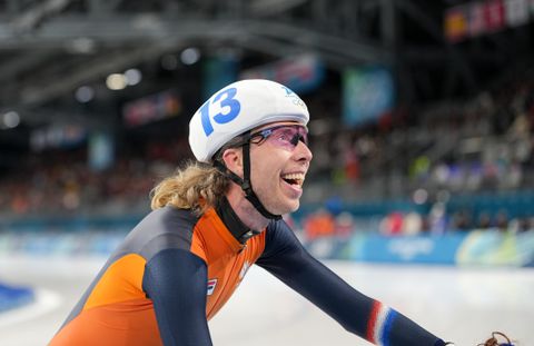 Topschaatser Jorrit Bergsma krijgt toepasselijk cadeau 'Van wie heb je dat gekregen?'