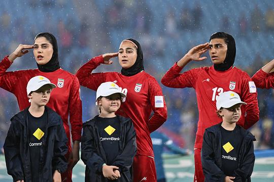 Veelbesproken voetbalsters keren na grote zorgen en lange reis terug in eigen land