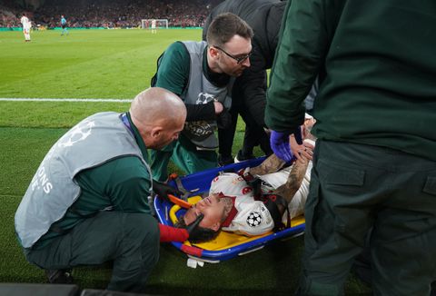 'Noa Lang verloor stuk vinger bij nare botsing met reclamebord tegen Liverpool'