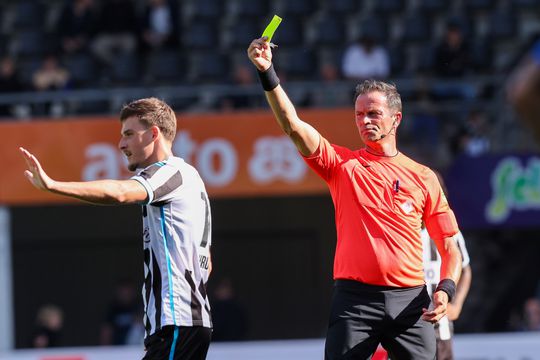 Scheidsrechter Bas Nijhuis openhartig over heftige reacties op sociale media: 'Daar heb ik wel moeite mee'