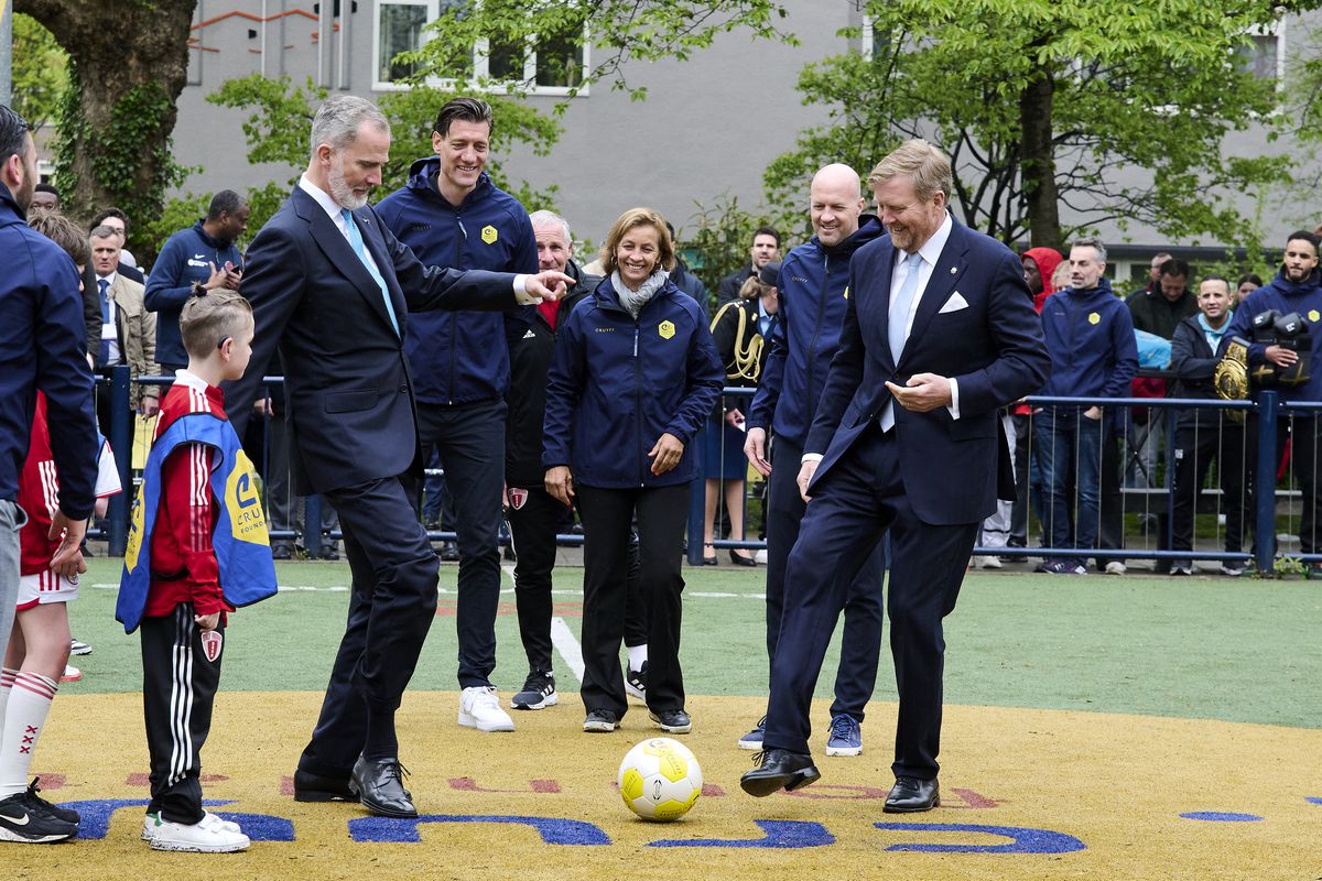 Koning Willem-Alexander trapt op ongemakkelijke wijze een balletje met de Spaanse koning Felipe