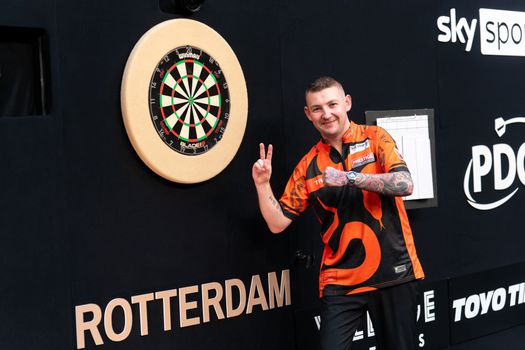 Winnaar Nathan Aspinall hekelt darten in Rotterdam Ahoy: 'Slechtste locatie van allemaal'