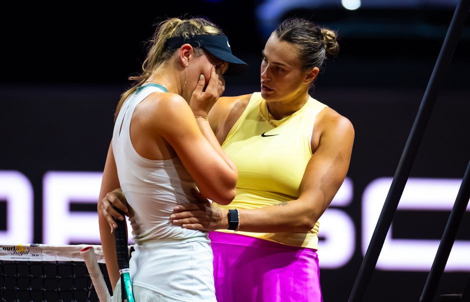 Geblesseerde Paula Badosa valt hartsvriendin Aryna Sabalenka huilend in de armen: 'Ik hou van haar'