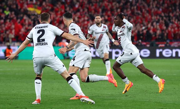 Jeremie Frimpong redt ongeslagen status van Bayer Leverkusen in de 89ste minuut