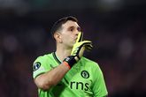Provocerende Emiliano Martinez krijgt twee keer geel, maar mag toch blijven staan in de penaltyserie