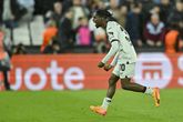 Jeremie Frimpong redt een punt voor Bayer Leverkusen / Getty Images