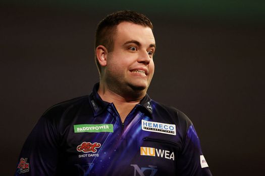 Nederlandse darter benadeeld door 'oneerlijke' dartsregel na afmelding wereldtoppers