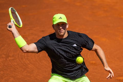 Ballenmeisje gaat in de fout bij verbaasde toptennisser, die daarna wél toeslaat