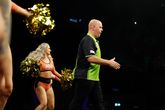 Topdarter Michael van Gerwen zorgt in 'zwaar avontuur' voor verbazing: 'Dan is hij daar wel bereid toe'