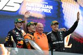 Max Verstappen, met aan de andere kant op het podium George Russell. © Getty Images
