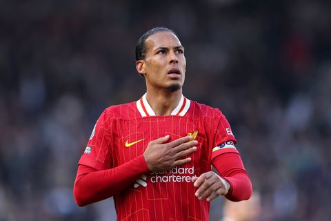 Contractverlenging Virgil van Dijk bij Liverpool leidt tot hilariteit: 'Hele slechte deal'