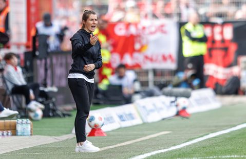 Wereldgoal verpest historisch moment: eerste vrouwelijke Bundesliga-trainer kan alleen toekijken
