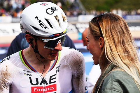 Zelfs de besten hebben pech: topwielrenner Tadej Pogacar werkt zich in het zweet voor verloofde