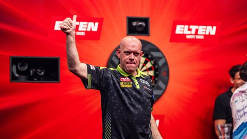 Volop praatjes bij Michael van Gerwen na zege Euro Tour Sindelfingen: 'Dat is de dag dat ik stop met darts'
