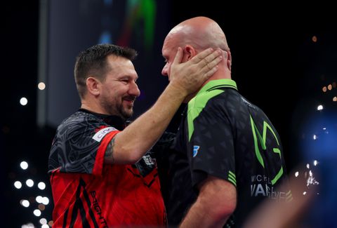 Topdarter laat zijn vrouw lelijk zitten op trouwdag: 'Misschien maak ik het op deze manier goed'