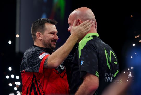 Topdarter laat zijn vrouw lelijk zitten op trouwdag: 'Misschien maak ik het op deze manier goed'