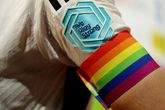 Armband met regenboogkleuren ©Getty Images