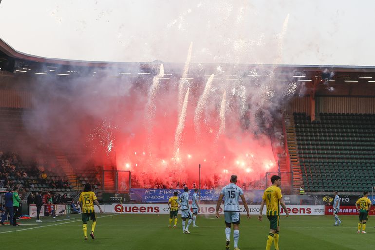 Vuurwerk hoort bij het voetbal: 'Domweg verbieden lost niks op'