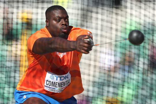 Kogelslingeraar Denzel Comenentia verpulvert Nederlands record en mag naar Olympische Spelen