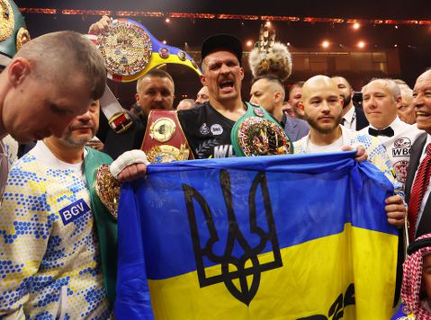 Oleksandr Usyk is onbetwist wereldkampioen zwaargewicht na grandioos boksgevecht met Tyson Fury