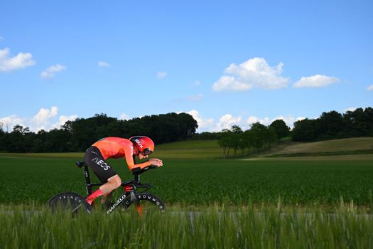 Thymen Arensman doet uitstekende zaak in Giro, Tadej Pogacar redt het dit keer níet tegen Filippo Ganna