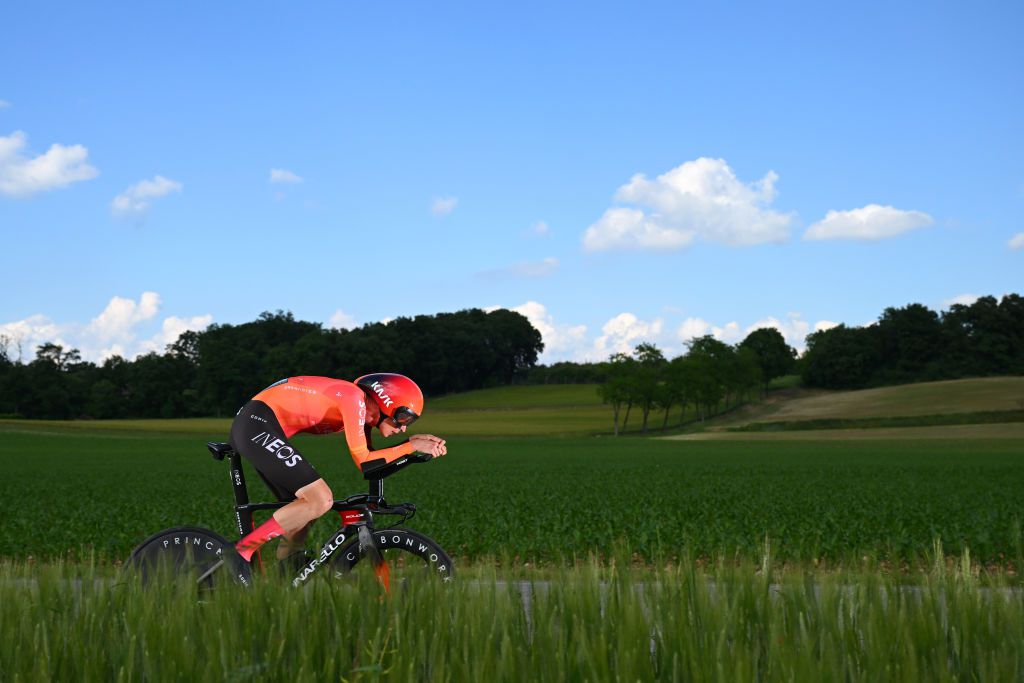 Thymen Arensman doet uitstekende zaak in Giro, Tadej Pogacar redt het dit keer níet tegen Filippo Ganna