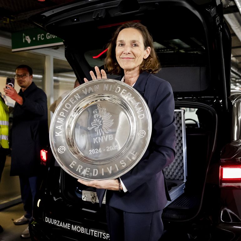 Zoveel geld kost de kampioensschaal, die PSV óf Ajax krijgt; replica is nét wat anders