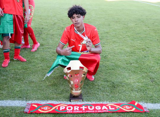 Liefdevolle beelden na hoofdrol Cristiano Ronaldo Jr (14) in nationale elftal Portugal: 'We houden van je'