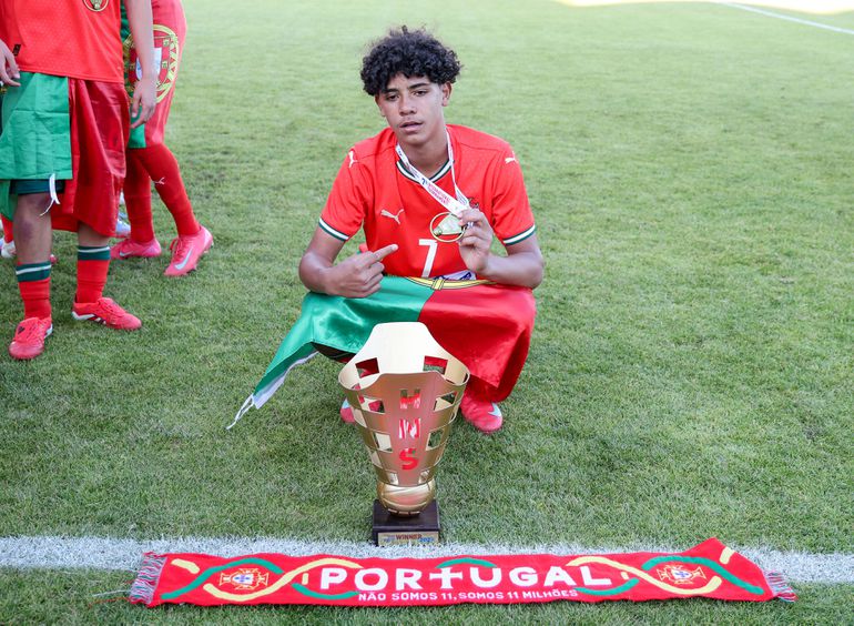 Liefdevolle beelden na hoofdrol Cristiano Ronaldo Jr (14) in nationale elftal Portugal: 'We houden van je'
