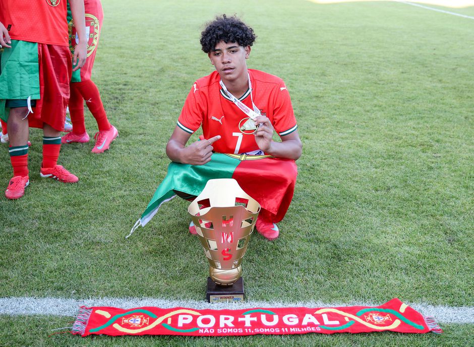 Liefdevolle beelden na hoofdrol Cristiano Ronaldo Jr (14) in nationale elftal Portugal: 'We houden van je'