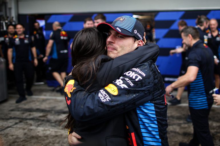 Kelly Piquet laat miljoenen fans meegenieten van schitterend moment Max Verstappen